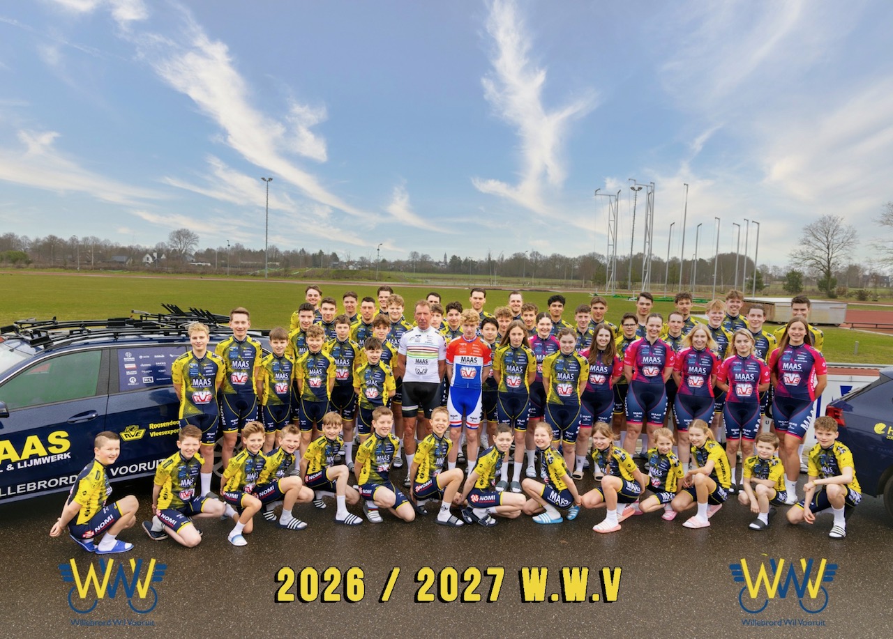 Alle renners van Willebrord Wil Vooruit samen op de teamfoto 2026/2027
